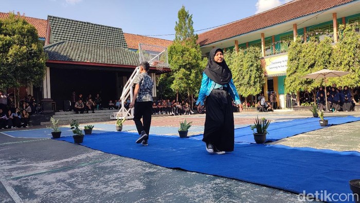 Siswa-siswi SMPN 1 Ciamis mengikuti peragaan busana dalam rangka Hari Batik Nasional pada Senin (2/10/2023).