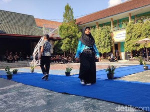 Kala Siswa di Ciamis Jadi Model Dadakan di Hari Batik