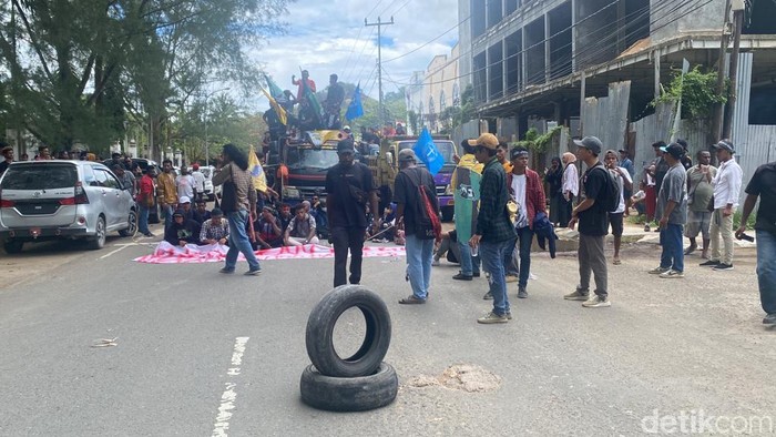 Sopir truk menggelar unjuk rasa di depan kantor Gubernur Papua Barat Daya.