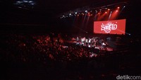 Antusias penonton di Konser Tanda Mata Glenn Fredly Untuk Iwan Fals yang diadakan di Balai Sarbini, Jakarta, Sabtu (30/9/2023). (Foto: Chelsea Olivia Daffa)