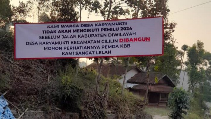 Spanduk Protes Jalan Karyamukti yang Dipasang Warga