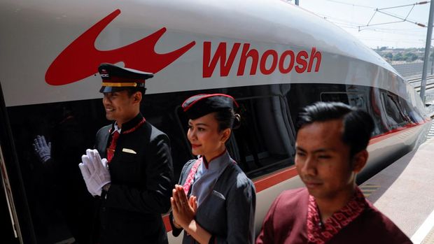 Staf berdiri untuk menyambut penumpang Kereta Cepat Jakarta-Bandung yang diberi nama Whoosh akhirnya diresmikan Presiden Joko Widodo hari ini pada Senin, (2/10/2023). (REUTERS/Willy Kurniawan)
