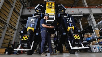 ARCHAX terinspirasi dari dinosaurus terbang Archaeopteryx. Perusahaan mengumumkan robot akan memasuki pasar sekitar satu tahun mendatang. Target pasar dari robot ini miliarder kaya asing.