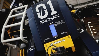 Robot ini sendiri terbuat dari perpaduan besi dan aluminium. Sedangkan kulit luarnya sebagian besar terdiri atas plastik yang diperkuat serat yakni FRP. Pengguna yang ada di dalamnya dapat melakukan manuver dengan bantuan kamera.