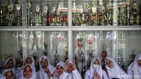 Salah satuya dengan menggalakkan kegiatan positif di sekolah.