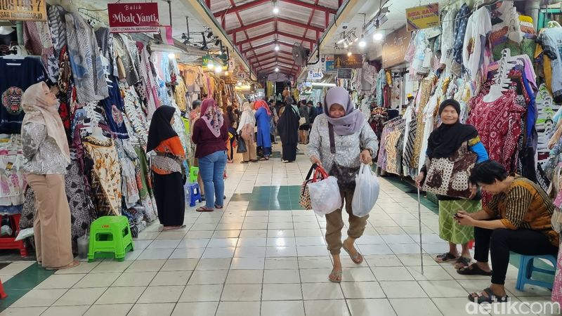 Suasana los pedagang batik di Pasar Beringharjo, Kota Jogja, Senin (2/10/2023).