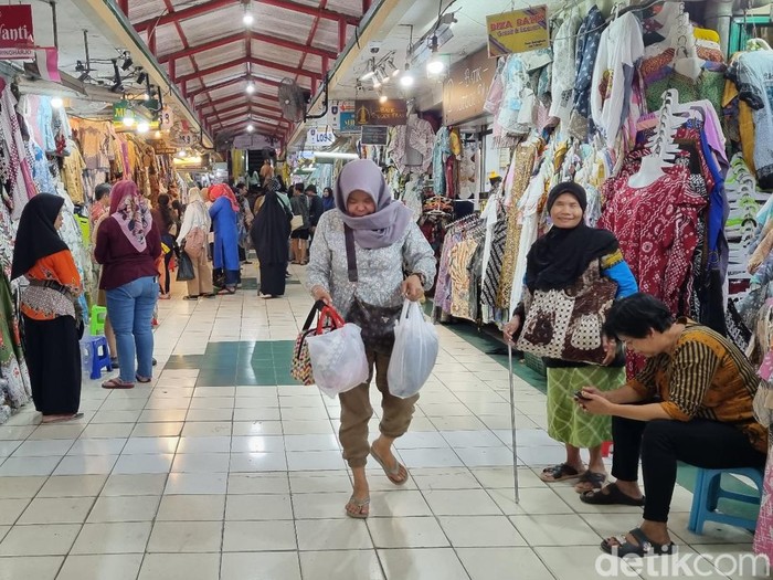 Suasana los pedagang batik di Pasar Beringharjo, Kota Jogja, Senin (2/10/2023).