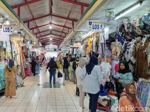 Suasana los pedagang batik di Pasar Beringharjo, Kota Jogja, Senin (2/10/2023).