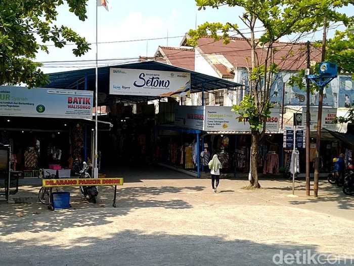 Suasana Pasar Grosir Batik Setono, Kota Pekalongan, Senin (2/10/2023) siang.