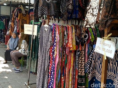 Suasana Pasar Grosir Batik Setono, Kota Pekalongan, Senin (2/10/2023) siang.