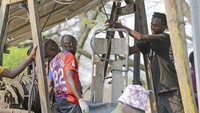 The Sunday Mail melaporkan Chiwenga berbicara dalam sebuah pertemuan partai ZANU-PF yang berkuasa. Chiwenga mengatakan ambruknya tambang tersebut terjadi di sebuah tambang bekas milik Jerman yang belum ditutup dengan baik, sehingga memungkinkan para penambang tidak resmi untuk masuk dan mencari sisa-sisa endapan.  