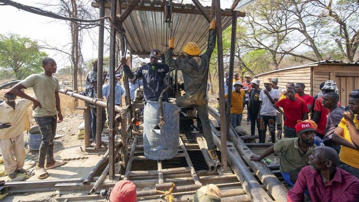 Tambang Emas di Zimbabwe Ambruk The body of a trapped miner is carried after been retrieved from a collapsed mine shaft in Chegutu, about 100 kilometers (60 miles) west of the capital Harare, Saturday, Sept. 30 2023. Several people have died from the collapse of a gold mine in Zimbabwe, according to state media reports. (AP Photo)