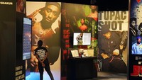 Tupac Shakur merupakan seorang rapper, aktivis, dan aktor yang telah menjual lebih dari 75 juta keping rekaman. (AP Photo/Chris Pizzello)  
