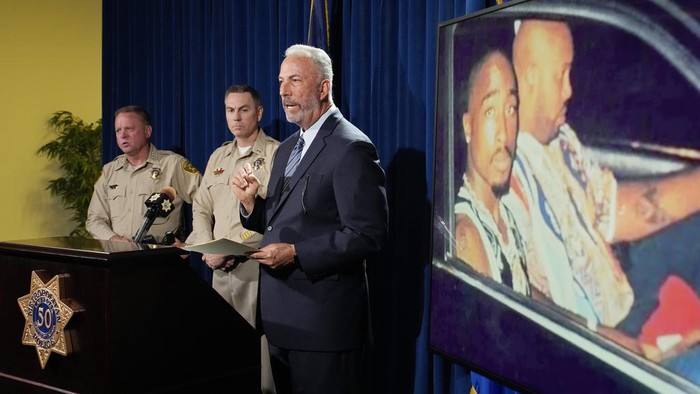 CAPTION CORRECTION: CORRECTS SPELLING OF NAME: Clark County District Attorney Steve Wolfson stands beside a photo of Duane 