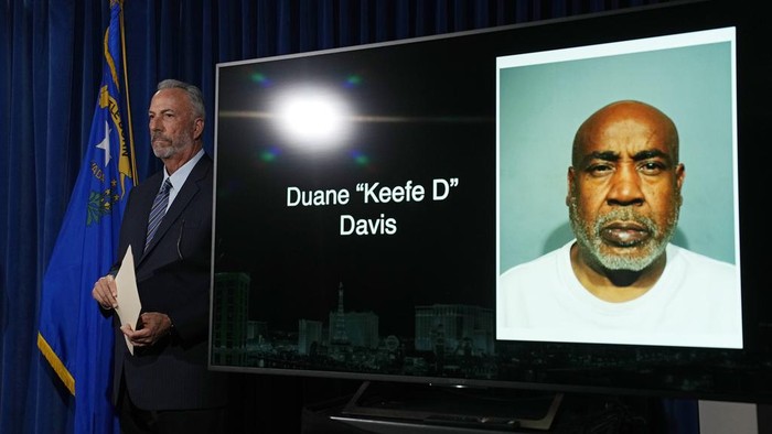 Tampang Pembunuh Rapper Tupac Syakur, Baru Ditangkap Usai 27 Tahun CAPTION CORRECTION: CORRECTS SPELLING OF NAME: Clark County District Attorney Steve Wolfson stands beside a photo of Duane