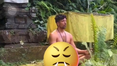 Tangkapan layar video viral bule meditasi telanjang di depan Pelinggih.