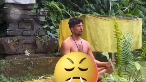Tangkapan layar video viral bule meditasi telanjang di depan Pelinggih.