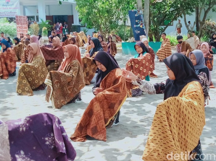 Tari batik kolosal dan fashion show batik di SMKN I Rota Bayat Klaten untuk memperingati Hari Batik Nasional, Senin (2/10/2023).