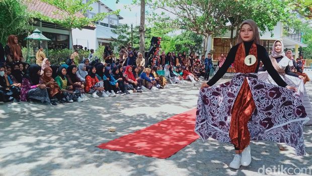 Tari batik kolosal dan fashion show batik di SMKN I Rota Bayat Klaten untuk memperingati Hari Batik Nasional, Senin (2/10/2023).