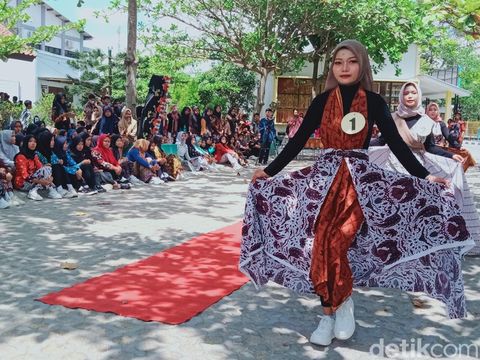 Tari batik kolosal dan fashion show batik di SMKN I Rota Bayat Klaten untuk memperingati Hari Batik Nasional, Senin (2/10/2023).