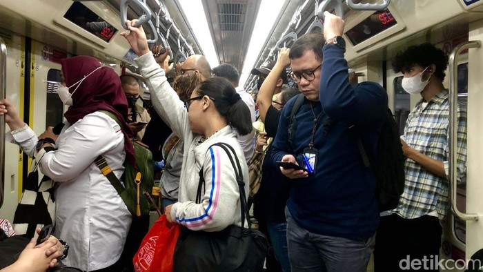 Tarif Baru Berlaku, Begini Suasana Penumpang LRT Jabodebek LRT Jabodebek memberlakukan tarif baru dengan minimal Rp 3 ribu dan maksimal Rp 20 ribu. Begini suasana penumpang LRT saat tarif baru berlaku.