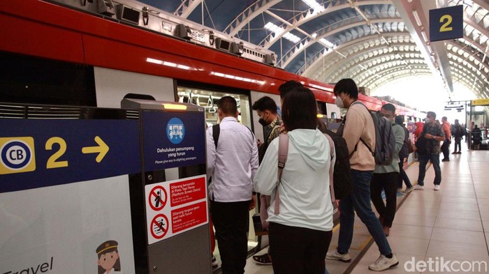 LRT Jabodebek memberlakukan tarif baru dengan minimal Rp 3 ribu dan maksimal Rp 20 ribu. Begini suasana penumpang LRT saat tarif baru berlaku.