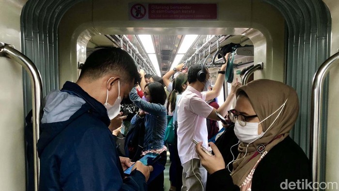 Tarif Baru Berlaku, Begini Suasana Penumpang LRT Jabodebek LRT Jabodebek memberlakukan tarif baru dengan minimal Rp 3 ribu dan maksimal Rp 20 ribu. Begini suasana penumpang LRT saat tarif baru berlaku.