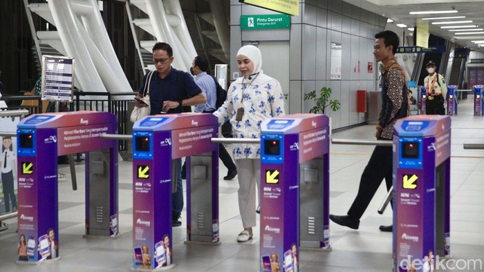 Tarif Baru Berlaku, Begini Suasana Penumpang LRT Jabodebek LRT Jabodebek memberlakukan tarif baru dengan minimal Rp 3 ribu dan maksimal Rp 20 ribu. Begini suasana penumpang LRT saat tarif baru berlaku.