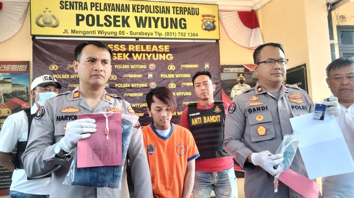 Tersangka Kevin saat dihadirkan dalam jumpa pers