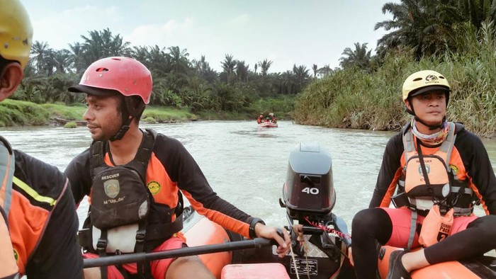 Tim Basarnas Medan saat melakukan pencarian korban di Sungai Pamah. (Foto: Dok Basarnas Medan).