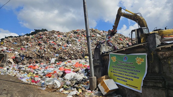 Kondisi TPA Sente di Dawan, Klungkung, Bali, pada Senin (2/10/2023). TPA Sente ditutup sementara mulai 1-10 Oktober 2023 karena gunungan sampah yang merata di sana.