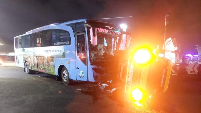 Truk yang terguling usai tertabrak bus di simpang empat Blok O, Pedukuhan Kanoman Karangjambe, Kalurahan Banguntapan, Kapanewon Banguntapan, Bantul, Senin (2/1/2023) pagi.