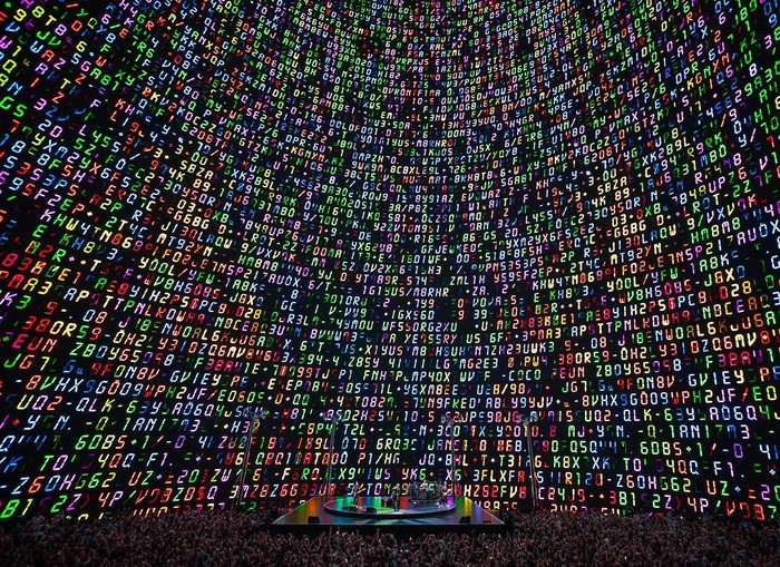 U2 memukau saat konser di dalam bola LED raksasa.