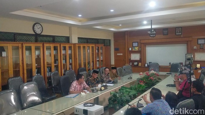 Universitas Ibn Khaldun Bogor (UIKA) menggelar konferensi pers terkait viral dugaan dosen lecehkan mahasiswi.