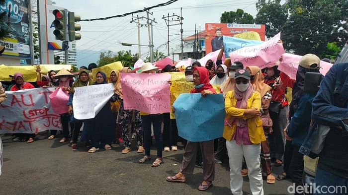 Ratusan Warga tiga desa di Lampung Tengah Unjuk rasa di Pemprov Lampung