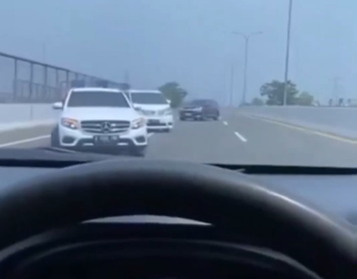 Viral rombongan mobil mewah melawan arah di Tol Desari