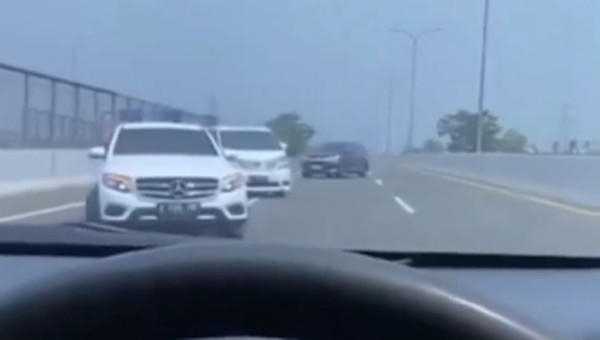 Polisi Buru Rombongan Alphard-Mercy yang Viral Lawan Arah di Tol Desari