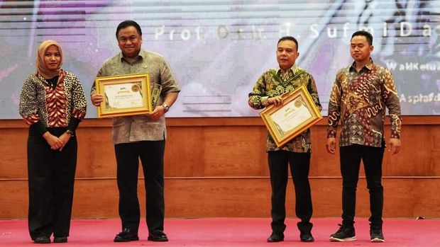 Waka DPR Sufmi Dasco Ahmad (kanan memegang piagam). (dok. istimewa).