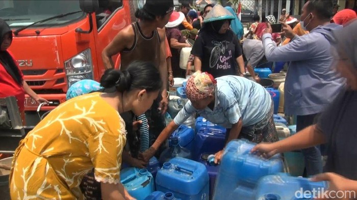 Warga saat mengantre untuk mendapatkan dropping air bersih di Lamongan