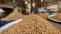 Para pedagang kismis menjajakan dagangannya di pasar kawasan Sana, Yaman.