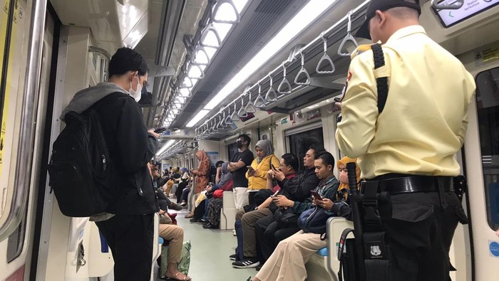 Ada penumpang yang tetap setia memakai LRT meskipun tarifnya berubah (Fitrya Anugrah Kusumah/detikcom)