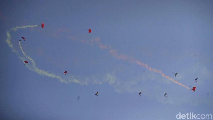 Aksi Meliuk-liuk Penerjun TNI saat Gladi Bersih di Monas