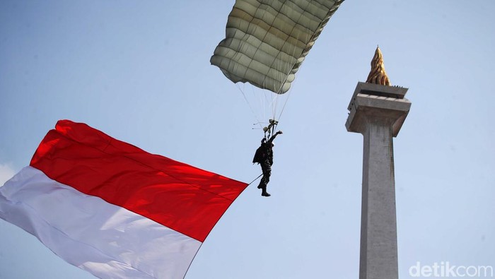 Aksi Meliuk-liuk Penerjun TNI saat Gladi Bersih di Monas Aksi Meliuk-liuk Penerjun TNI saat Gladi Bersih di Monas