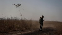 Seorang anggota organisasi sukarelawan Postup melakukan pencarian ranjau selama pembersihan ranjau di sebuah lapangan, di tengah serangan Rusia ke Ukraina, dekat kota Derhachi, wilayah Kharkiv, Ukraina 1 Oktober 2023.