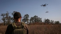 Anggota sukarelawan ini menggunakan drone yang dilengkapi dengan detektor logam dalam menjalankan aksinya menyisir ranjau.  