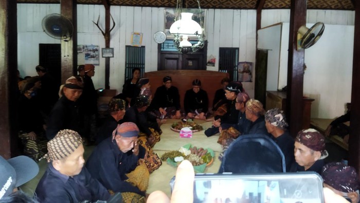 Anies Baswedan dan Muhaimin Iskandar (Cak Imin) kunjungi masyarakat adat Bonokeling, Banyumas.