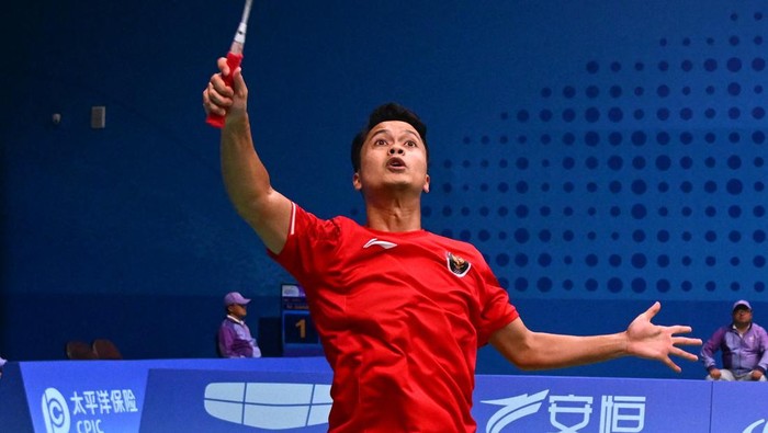Asian Games - Hangzhou 2022 - Badminton - Binjiang Gymnasium, Hangzhou, China - October 3, 2023 Indonesias Anthony Sinisuka Ginting in action during his mens singles round of 32 match against Chinese Taipeis Wang Tzu-Wei REUTERS/Weixiang Lim