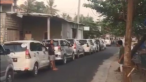 Antrean kendadaraan yang hendak mengisi BBM mengular di salah satu SPBU di Nusa Penida, Klungkung, Bali. (Foto: Istimewa)