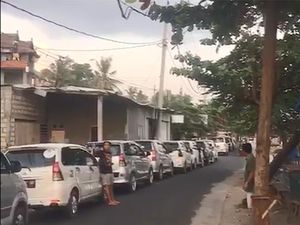 Warga Nusa Penida Antre Berjam-jam demi Dapat BBM