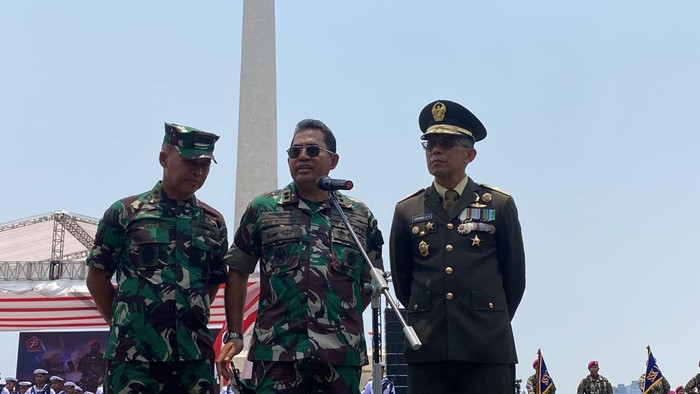 Asisten Personel Panglima TNI Marsda Arif Widianto (tengah).